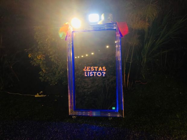 Espejo mágico instalado al aire libre para fiesta